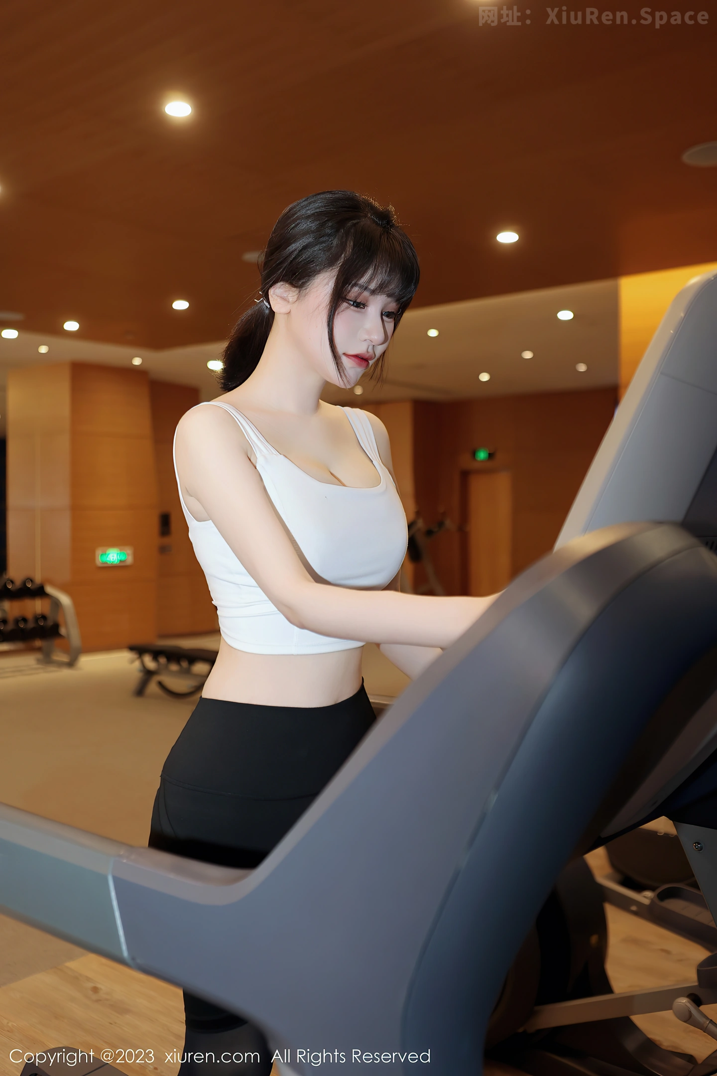 图片[4]-[XiuRen秀人网]2023.02.17 VOL.6279 星子柒kiki 白色长裙与蕾丝内衣加肉丝美腿性感私房写真集-秀人网官方网站